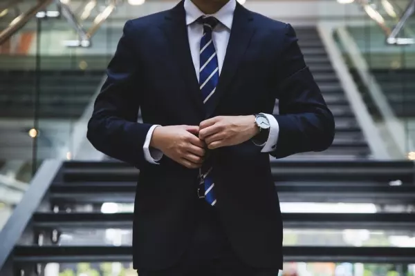 一個人的價值, 絕對不單憑幾個人的「閒言閒語」:別人看不起你時,你就該「這樣做」! - COCO01