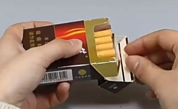 香菸盒裡有個小機關,動一動,解決很多人的難題,菸草廠員工不會告訴你
