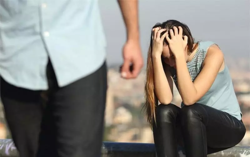 帶6萬去女友家探親,准岳母回禮一條煙,上廁所拿起煙:逃命吧