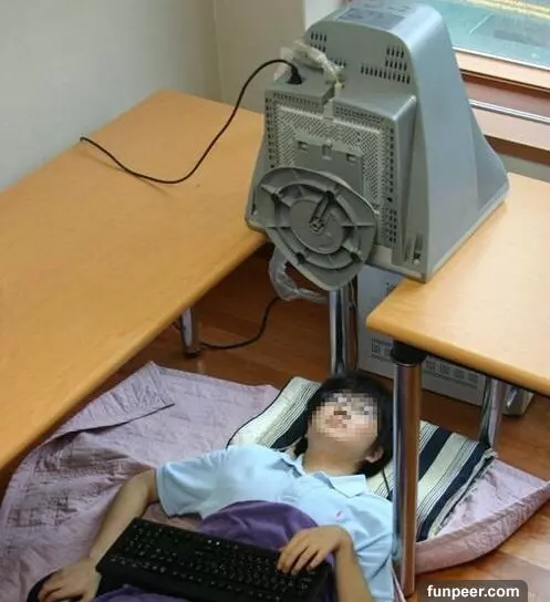 離開客廳一下 回來驚見5歲的兒子「神秘姿勢」正在…超狂真相讓大人都笑翻了