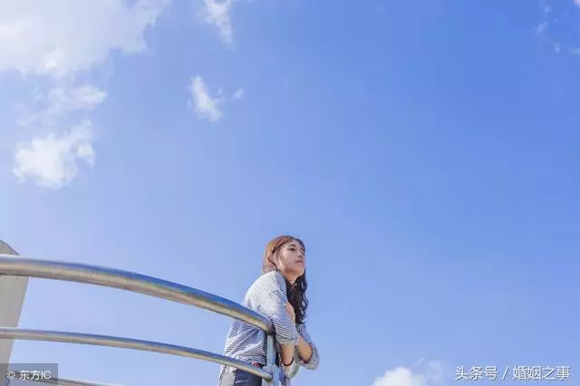 和前夫相約去辦離婚,出門看了前夫拿給我的7字簡訊,我泣不成聲