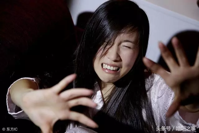 和前夫相約去辦離婚,出門看了前夫拿給我的7字簡訊,我泣不成聲