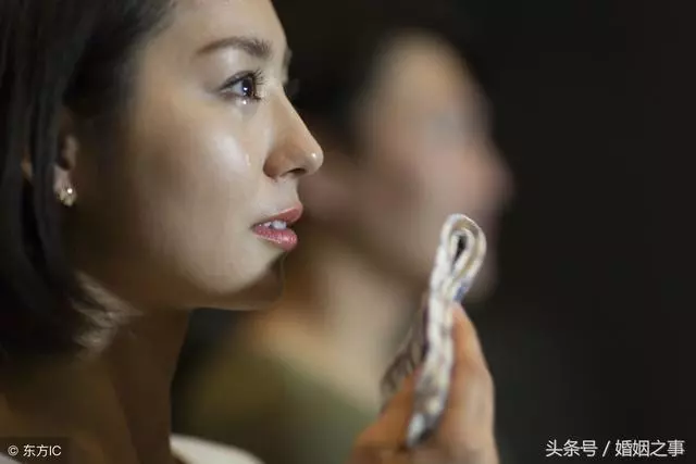 媽,你就不要哭了,我已經婚禮都不舉行,老婆我都不要了