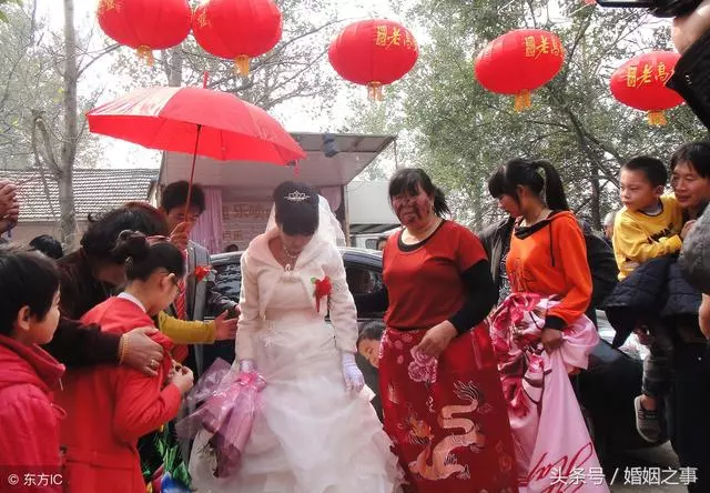 女兒滿月準備宴席30多桌,結果只來10桌,婆婆的話讓我尷尬不已