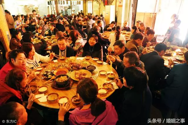 女兒滿月準備宴席30多桌,結果只來10桌,婆婆的話讓我尷尬不已