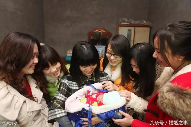 女兒滿月準備宴席30多桌,結果只來10桌,婆婆的話讓我尷尬不已