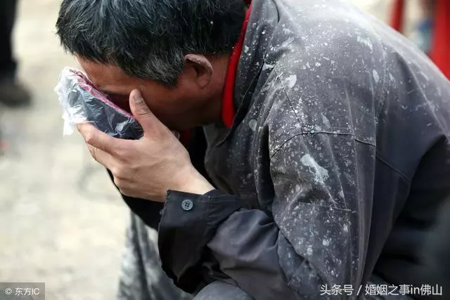 丈夫過世一年,女兒偷藏在臥室叫爸爸,躺在旁邊一看,我痛哭不已