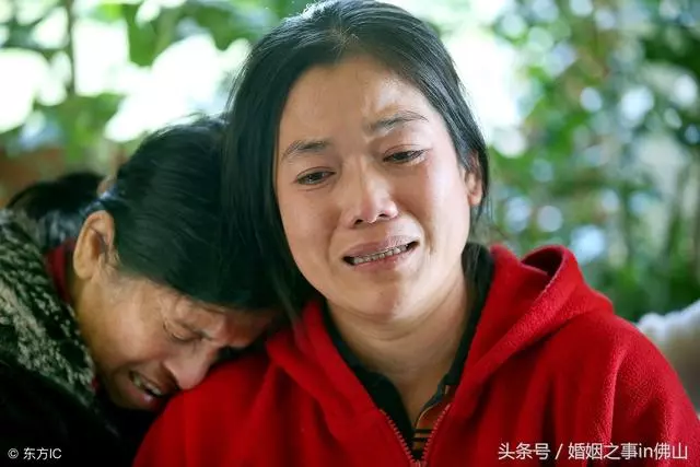 丈夫過世一年,女兒偷藏在臥室叫爸爸,躺在旁邊一看,我痛哭不已