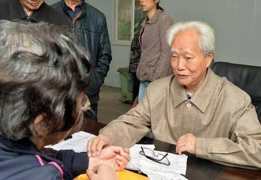 老軍醫膝蓋疼秘方,廚房2物就讓老人健步如飛