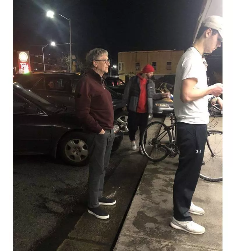 比爾蓋茲也乖乖排隊買漢堡! 網讚:這才是真正的有錢人