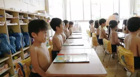 幼稚園規定學童裸上身 藉此「找回因文明而失去的力量」