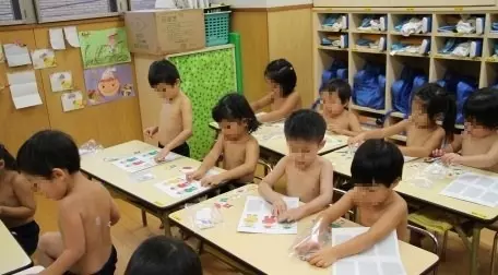幼稚園規定學童裸上身 藉此「找回因文明而失去的力量」