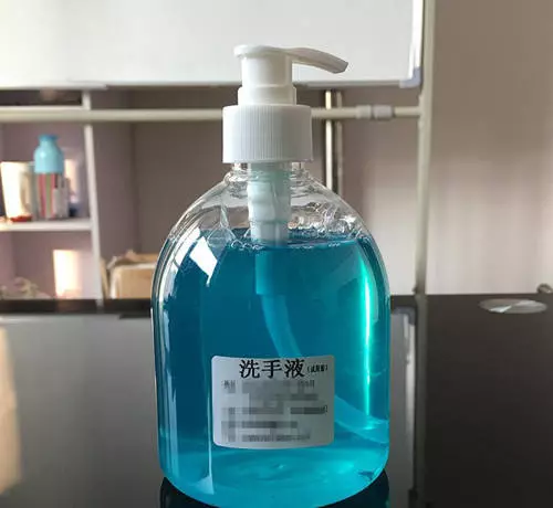 養寵經驗:洗手液可以給貓洗澡嗎,貓咪用洗手液洗澡,滴露洗手液給貓洗澡