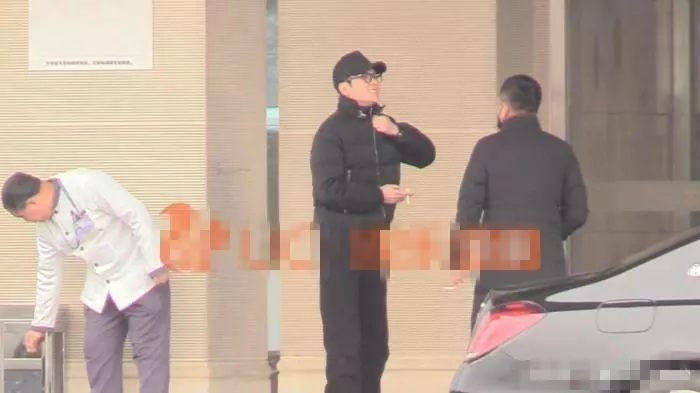 趙麗穎「挺7個月孕肚牽老公」被偷拍,老公馮紹峰「路邊一個動作」粉絲罵翻:老婆懷孕還這樣!