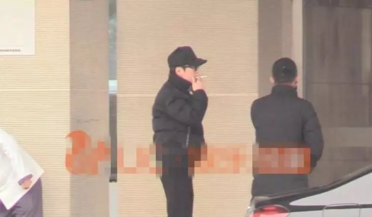 趙麗穎「挺7個月孕肚牽老公」被偷拍,老公馮紹峰「路邊一個動作」粉絲罵翻:老婆懷孕還這樣!