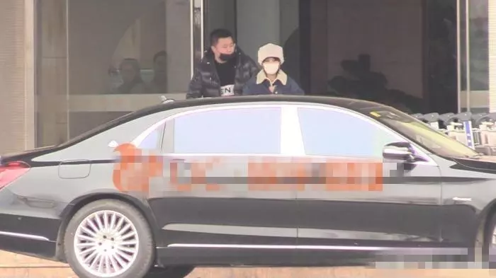 趙麗穎「挺7個月孕肚牽老公」被偷拍,老公馮紹峰「路邊一個動作」粉絲罵翻:老婆懷孕還這樣!