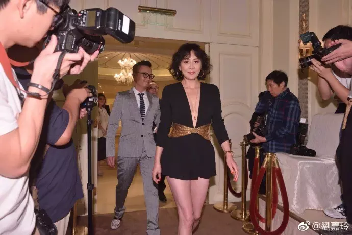 劉嘉玲深V超短裙亮相活動!一出場,閃光燈立刻亮不停!當她坐下來的那一刻,舉辦單位都看不下去了,立刻遞塊布給她!