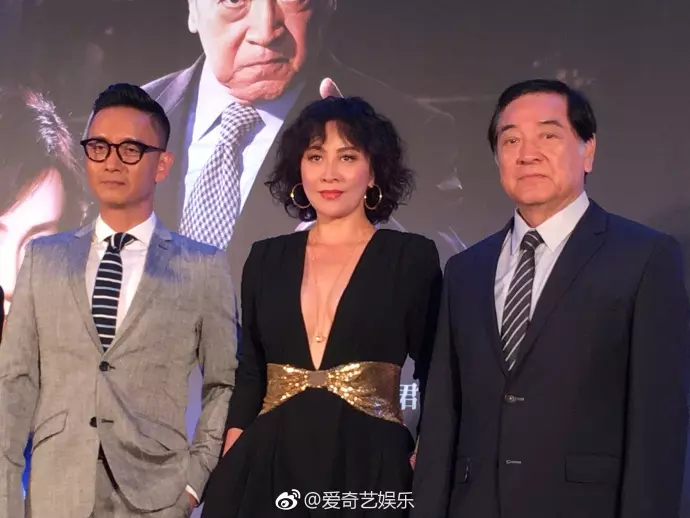 劉嘉玲深V超短裙亮相活動!一出場,閃光燈立刻亮不停!當她坐下來的那一刻,舉辦單位都看不下去了,立刻遞塊布給她!