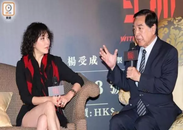 劉嘉玲深V超短裙亮相活動!一出場,閃光燈立刻亮不停!當她坐下來的那一刻,舉辦單位都看不下去了,立刻遞塊布給她!