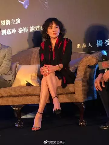 劉嘉玲深V超短裙亮相活動!一出場,閃光燈立刻亮不停!當她坐下來的那一刻,舉辦單位都看不下去了,立刻遞塊布給她!