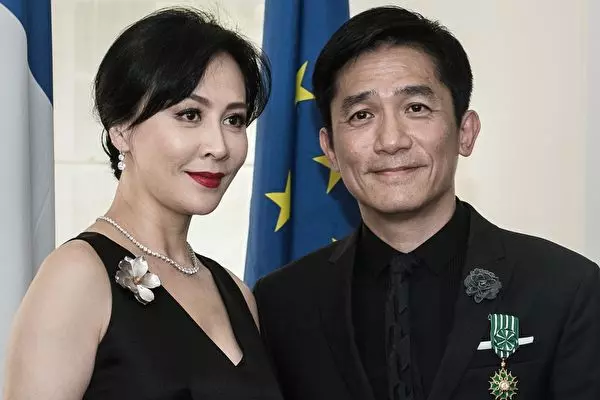 劉嘉玲深V超短裙亮相活動!一出場,閃光燈立刻亮不停!當她坐下來的那一刻,舉辦單位都看不下去了,立刻遞塊布給她!