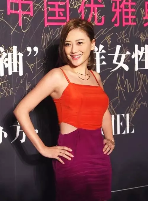 應采兒早期參加活動,紅配紫?網友;也只有應采兒能夠駕馭得了