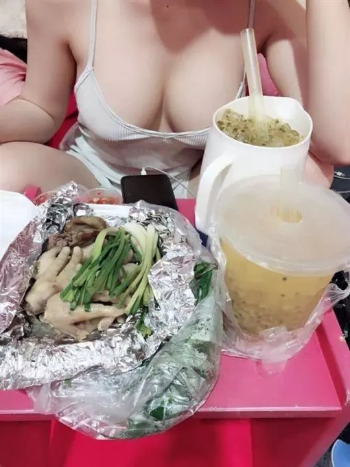 深夜宵夜文太邪惡!滿桌美食好料竟有意外入鏡...網大歪:這一定要罰