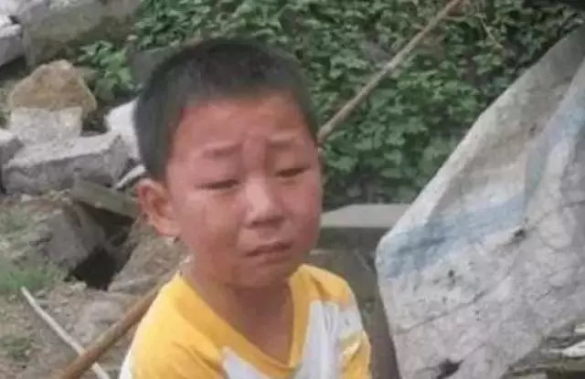 兒子在家門口失蹤 隔壁告知原因,父親癱瘓倒地?