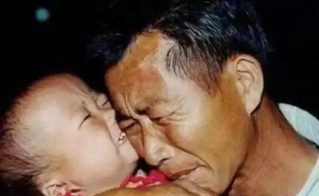 兒子在家門口失蹤 隔壁告知原因,父親癱瘓倒地?