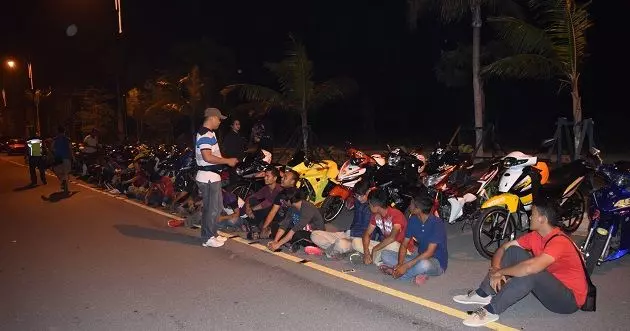 警方昨日深夜埋伏,暗中收集罪證後,展開大逮捕行動