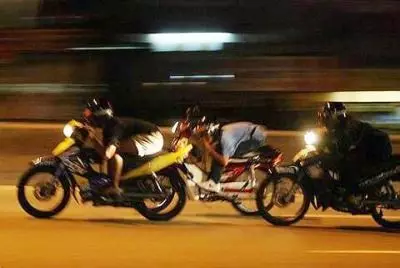 警方昨日深夜埋伏,暗中收集罪證後,展開大逮捕行動