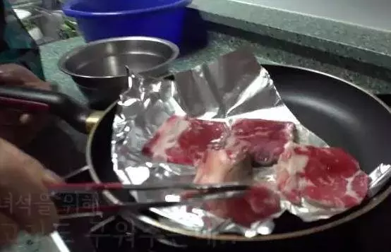 14歲狗狗因同伴離開世界拒食兩個月,直到主人拿出「最強食物」,狗狗行為讓人滿臉黑線問好