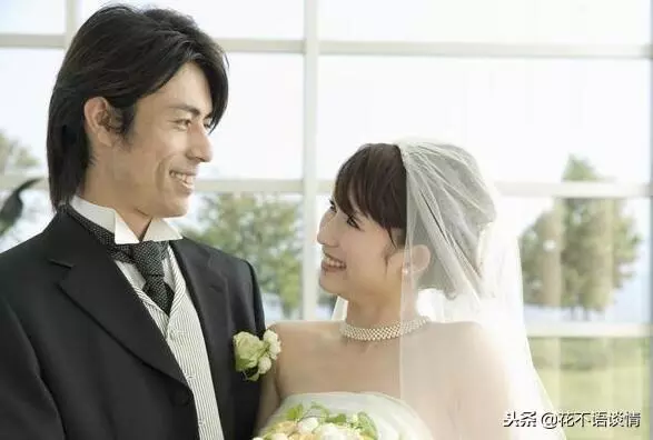 老婆生下孩子後,三天兩頭回娘家,男子悄悄跟著去,紅了眼眶