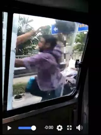 【全馬瘋轉】新山車禍 印裔拿鋼盔攻ji華裔男子,快看~網友爆出他身份 竟是這家公司的員工