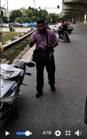【全馬瘋轉】新山車禍 印裔拿鋼盔攻ji華裔男子,快看~網友爆出他身份 竟是這家公司的員工