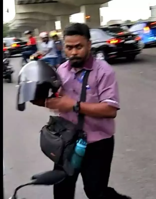 【全馬瘋轉】新山車禍 印裔拿鋼盔攻ji華裔男子,快看~網友爆出他身份 竟是這家公司的員工