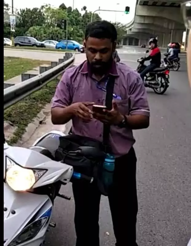 【全馬瘋轉】新山車禍 印裔拿鋼盔攻ji華裔男子,快看~網友爆出他身份 竟是這家公司的員工