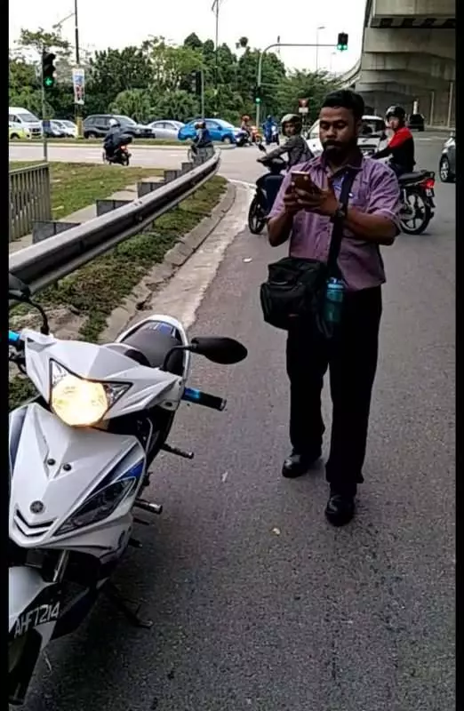 【全馬瘋轉】新山車禍 印裔拿鋼盔攻ji華裔男子,快看~網友爆出他身份 竟是這家公司的員工
