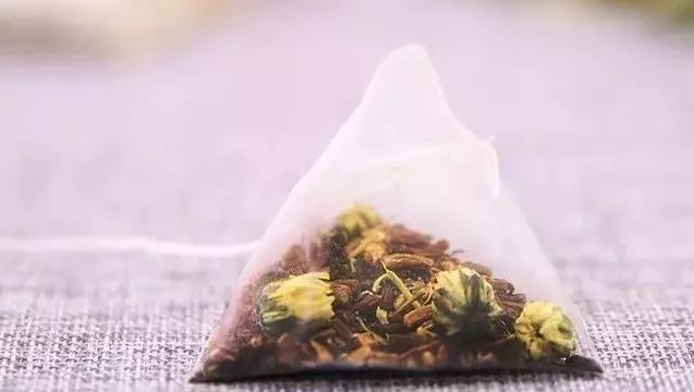 晚上睡不著,易失眠,口幹口苦,警惕肝火過旺,3個小方法降肝火,肝越來越好!
