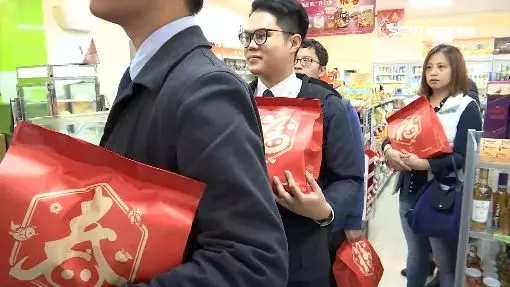 史上最衰!她跑遍超商買福袋「16包全都一樣」 其他人加碼曝「福袋內紅包更想哭」網全笑翻