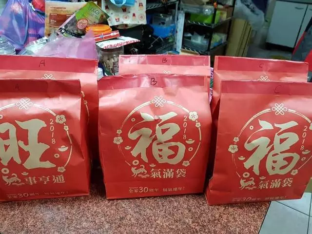 史上最衰!她跑遍超商買福袋「16包全都一樣」 其他人加碼曝「福袋內紅包更想哭」網全笑翻
