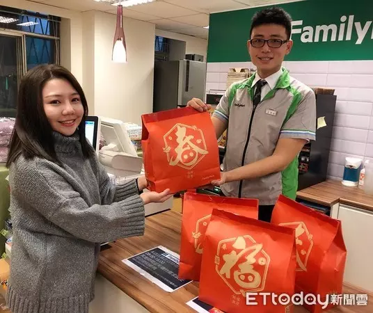 史上最衰!她跑遍超商買福袋「16包全都一樣」 其他人加碼曝「福袋內紅包更想哭」網全笑翻