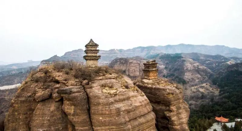 誰蓋的? 神秘「雙塔山」成千年之謎 乾隆登雲梯上塔當晚就被託夢
