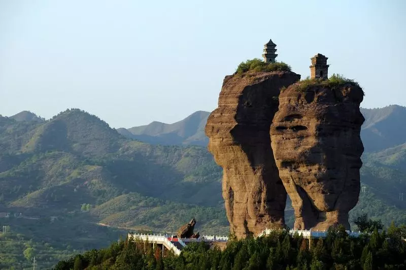 誰蓋的? 神秘「雙塔山」成千年之謎 乾隆登雲梯上塔當晚就被託夢