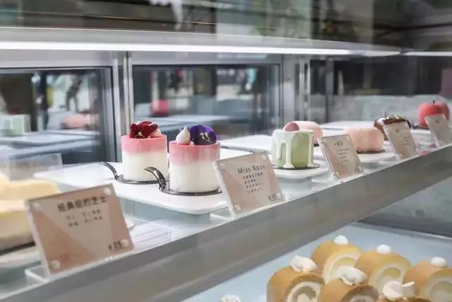 法國來的草莓甜品,看起來真的很美味~