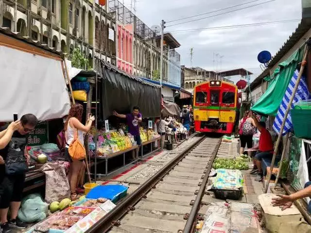 世界上最危險的菜市場,商品就擺在鐵軌邊上,火車路過都得減速!