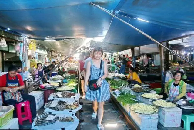 世界上最危險的菜市場,商品就擺在鐵軌邊上,火車路過都得減速!