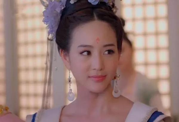 36歲的她是「彭于晏女神」,「生吃蜈蚣+跌倒」依舊笑得漂亮,成功撩到彭于晏!