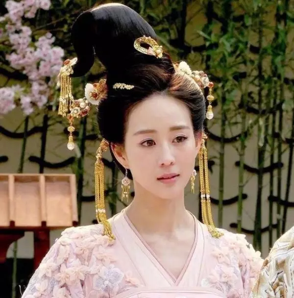 36歲的她是「彭于晏女神」,「生吃蜈蚣+跌倒」依舊笑得漂亮,成功撩到彭于晏!