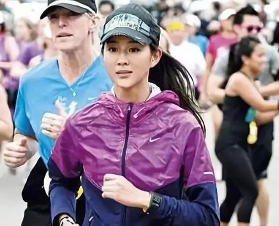 36歲的她是「彭于晏女神」,「生吃蜈蚣+跌倒」依舊笑得漂亮,成功撩到彭于晏!
